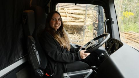 Yolanda Garc�a, al volante del cami�n en el que transporta madera para la empresa de su padre, Maderas Argimirio