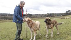 Xavier, con dos de sus mastinas en la explotaci�n de Lugo