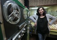 Ana L�pez recauda fondos estos d�as para crear una peque�a emisora en Barra Patuca. 