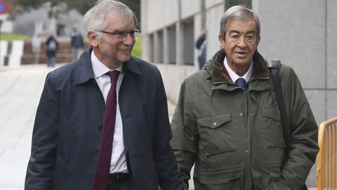 El exvicepresidente del Gobierno y expresidente del Principado, Francisco lvarez-Cascos (d), a su llegada este martes a la seccin tercera de la Audiencia Provincial de Oviedo para ser juzgado del delito continuado de apropiacin indebida del que se le acusa por cargar gastos personales a Foro Asturias