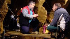 Marco de la Rasilla, junto a Svante P��bo en la cueva de El Sidr�n, en 2010