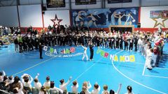 Los alumnos desplegaron un enorme cartel para homenajear a Fernando por su jubilaci�n tras 35 a�os