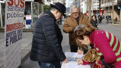 La plataforma SOS Sanidade Pblica de Pontevedra recogi firmas este martes en el exterior del Hospital Provincial para que el prking de Montecelo sea gratuito