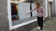 Carmen Fern�ndez, propietaria de Don Bal�n, junto al escaparate que destroz� un desconocido para robar varios art�culos