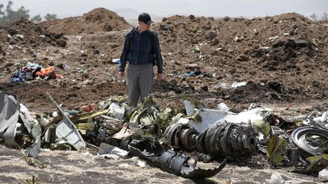 Uno de los investigadores aeron�uticos, entre los restos de la aeronave siniestrada en Etiop�a