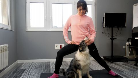 Patricia Guerrero, haciendo posturas en una sesin de doga