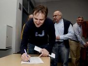 El decano, al fondo, junto con los docentes de F�sica.