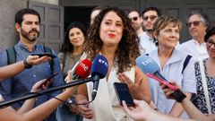 La precandidata en el proceso de primarias del PSOE a la Alcald�a de Madrid, Enma L�pez, tras entregar los avales requeridos.