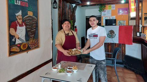 Milton Gallardo y Jorge, en el interior de La Chilanguita