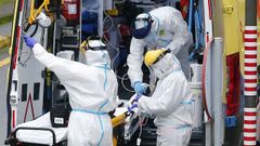 T�cnicos sanitarios en el hospital Montecelo, de Pontevedra, esta semana