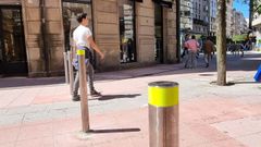 Bolardos instalados en la calle Peregrina, en Pontevedra