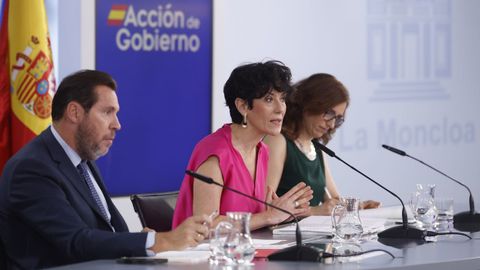 El ministro de Transportes y Movilidad Sostenible, �scar Puente; la ministra de Inclusi�n, Seguridad Social y Migraciones y portavoz del Gobierno, Elma Saiz, y la ministra de Sanidad, M�nica Garc�a (derecha) durante la rueda de prensa posterior a la reuni�n del Consejo de Ministros, este martes en el Palacio de la Moncloa