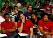 Los estudiantes escucharon ayer atentos los consejos del enviado alem�n.