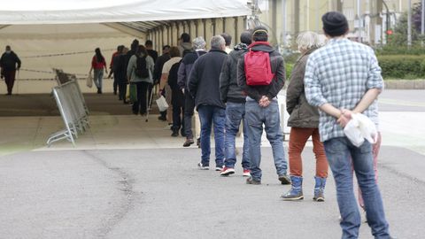 Colas en el reparto de comida en la Plaza de Espa�a de Ferrol