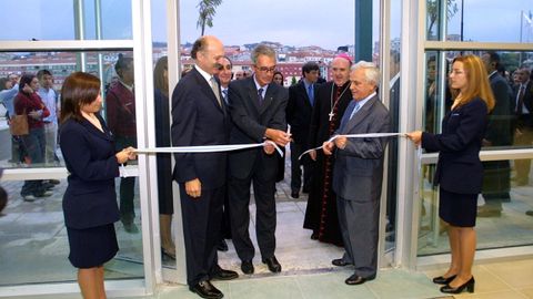 Acto oficial de la inauguracin del centro comercial Ponte Vella de Ourense. En la imagen, Jos Luis Baltar y Manuel Cabezas cortan la cinta inaugural