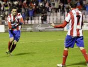 �scar D�az, celebrando con Pablo �lvarez su gol al Recreativo, el segundo del partido.