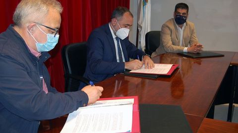 Plcido lvarez, Julio Comesaa y Gabriel Aln, en la firma del convenio