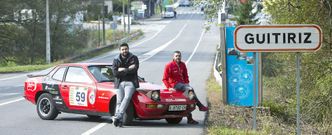 El piloto y el copiloto, con el coche que les ha servido para lograr un primer puesto en una categor�a de Rali R�as Altas. 