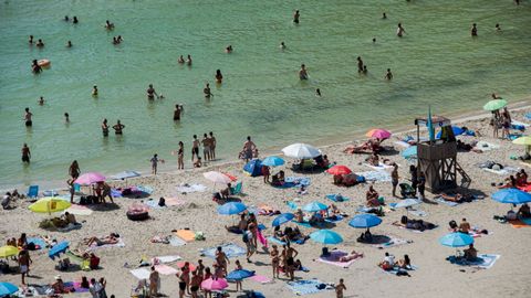 Baistas en la playa de Cala en Porter, Menorca.