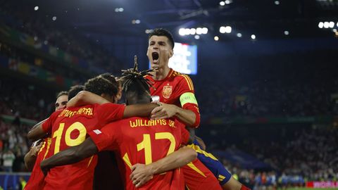 Los jugadores de la seleccin espaola celebrando el segundo gol ante Georgia