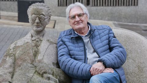 Paco L�pez-Barxas nunha imaxe de arquivo na praza do Humor da Coru�a.