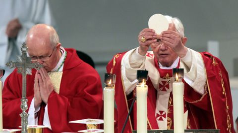 El papa Benedicto XVI y el arzobispo de Santiago, Julin Barrio, durante la misa que ofici Su Santidad en la plaza del Obradoiro.