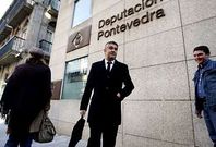 I�aki Mart�nez Antelo acudi� a la sede de la Diputaci�n a cobrar la deuda del ente provincial.