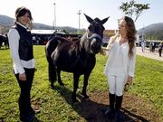 Raquel Standt y Paula Feijoo, con �Regavella� en Noia.