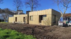 Operarios trabajando en los m�dulos que componen la sede n�utica de la Reserva de Biosfera en Betanzos.