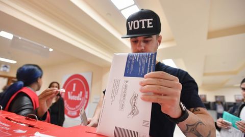 Un joven, votando en San Francisco