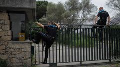 Los agentes saltaron la valla para acceder al interior, donde identificaron a una persona