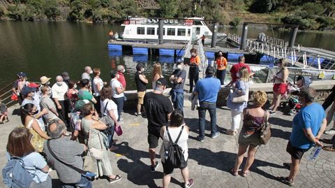 Pasajeros a la espera de subir a uno de los barcos de la Diputación este verano en el cañón del Sil