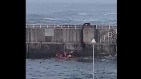 As� fue el angustioso rescate de dos j�venes que cayeron al mar golpeados por una ola en Luarca
