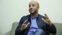 Lu�s Villares, na sede do grupo, cre que hai que debater de proxectos, no de persoas