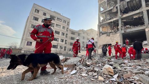 Os servizos de emerxencia de Ir�n buscan feridos. 