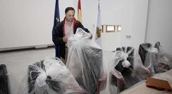 Jes�s Otero desembalando sillas reci�n llegadas al Auditorio (cine) el septiembre del a�o 2012.