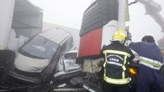 LA TRAGEDIA PUDO SER MAYOR. El 26 de julio del 2014, en un d�a de espesa niebla en O Fiouco, se produjo el gran accidente. Fue una colisi�n de 35 coches que fueron estrell�ndose uno contra otro. Se vieron implicados turismos, camiones y furgonetas. Muri� una mujer, pero la tragedia pudo ser mucho peor