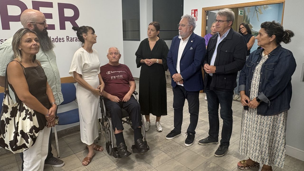 Reconocimiento a la labor de la asociación que atiende en Ourense a pacientes con esclerosis múltiple, párkinson y otras enfermedades raras