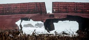 La gabarra �Prima� embarrancaba el 14 de enero en Reira, en Camari�as. Desde entonces, los sucesivos temporales han destrozado casi por completo su estructura.