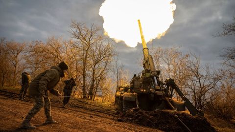Militares ucranianos disparando un ob�s 2S7 Pion, hoy en el frente de Jers�n.