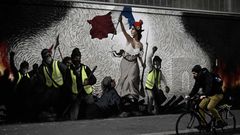 Un grafiti reinterpreta la c�lebre obra de Delacroix incluyendo a los chalecos amarillos