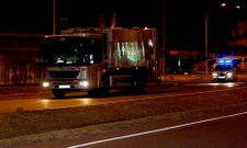 Un cami�n de basura, escoltado por un coche patrulla de la Polic�a Local.