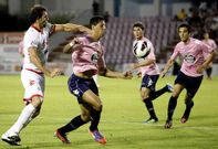 Quiroga trata de ganarle la partida a un jugador del Sporting en el �ngel Carro.