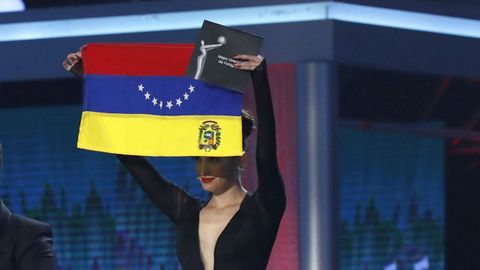 La actriz, directora y escritora venezolana Pakriti Maduro mostrando una bandera de su pas al revs a modo de protesta