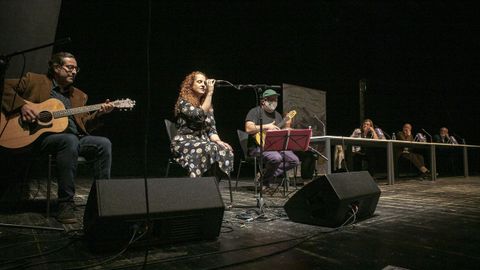 PRESENTACION DEL LIBRO IRMANDIAS, DE AURORA MARCO, EN RIANXO, EN EL ACTO MENSUAL DE BARBANTIA