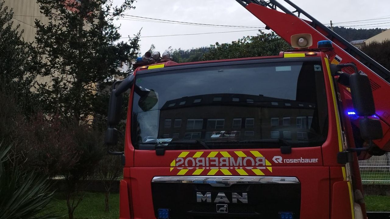 Alertan de la presencia de humo en la zona de vestuarios del pabellón del colegio en Trabada