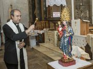 El obispo auxiliar, Jes�s Fern�ndez, bendice la imagen.