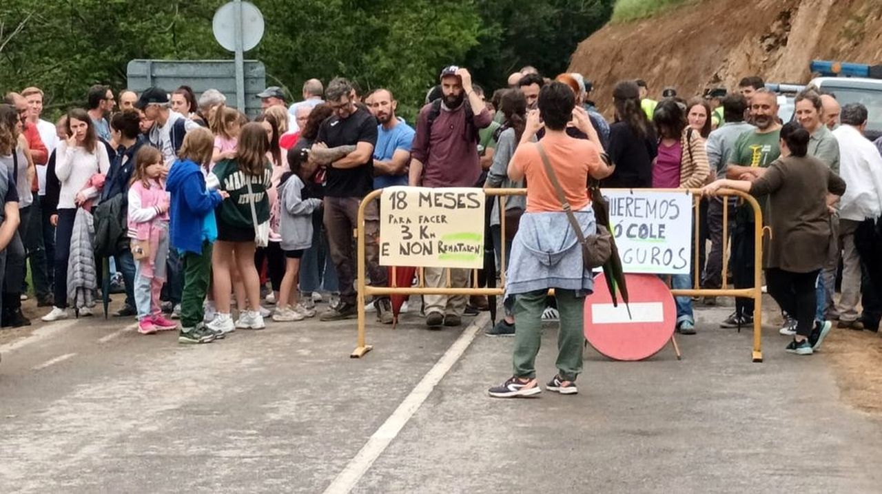 Quejas por la supresión de una línea de transporte escolar en O Courel: «Levan o meu fillo por unha estrada que non é segura»