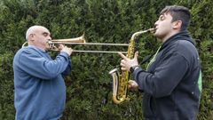 De tal palo, tal astilla. Los Pablos se desplazan 60 kil�metros a diario desde A Ba�a hasta Carballo para acudir al Conservatorio. Fue precisamente la espera de entre tres y cuatro horas diarias del padre, mientras el hijo estaba en clase, las que propiciaron que el que en su d�a estuvo doce a�os en la orquesta Finisterre retomara su afici�n, ahora con su descendiente, quien se muestra muy contento con esta nueva compa��a en el atril: �� un amigo m�is na banda. G�stannos os pasodobres de toda a vida e as mui�eiras�, traslada.