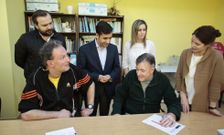 El conselleiro Rey Varela departi� con usuarios de Aspadeza en el recorrido por las instalaciones. 